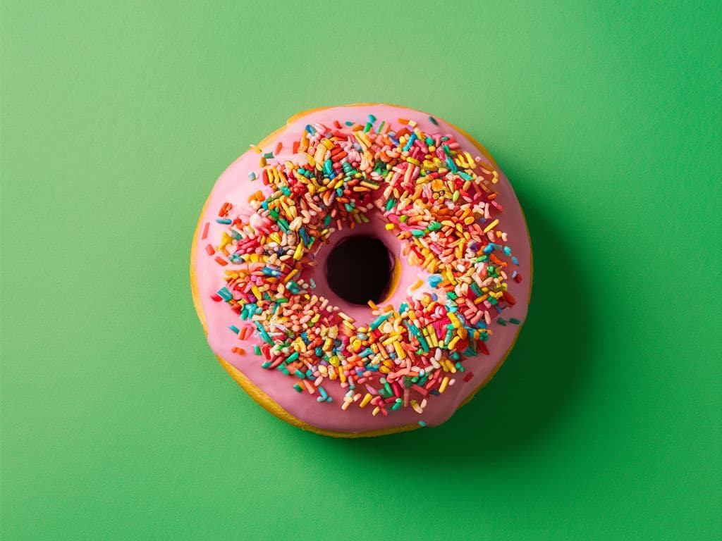 Donut auf grünem Hintergrund, symbolisch für das Thema Nachhaltigkeit.